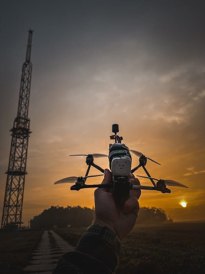 FPV dron při západu slunce