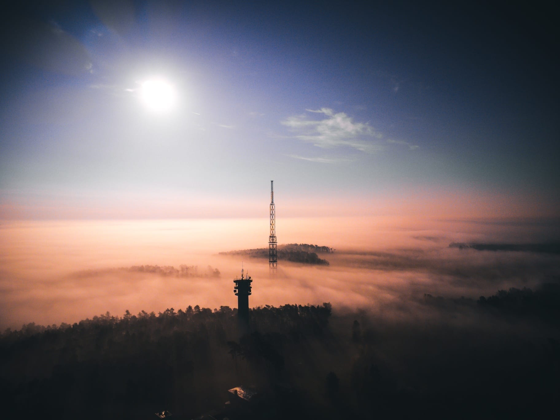 Letecký záběr dronem nad mlžnou krajinou – JS Visuals Mělník