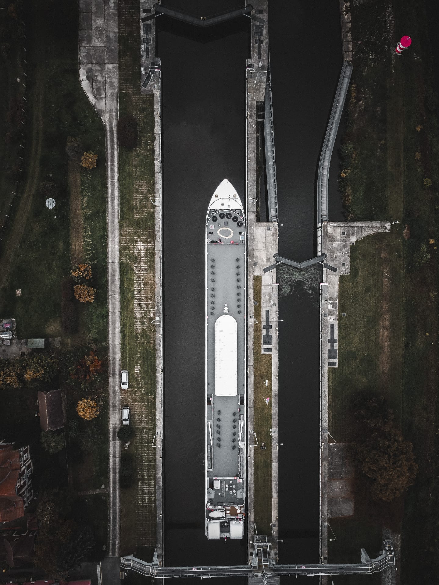 Loď v plavební komoře z ptačí perspektivy